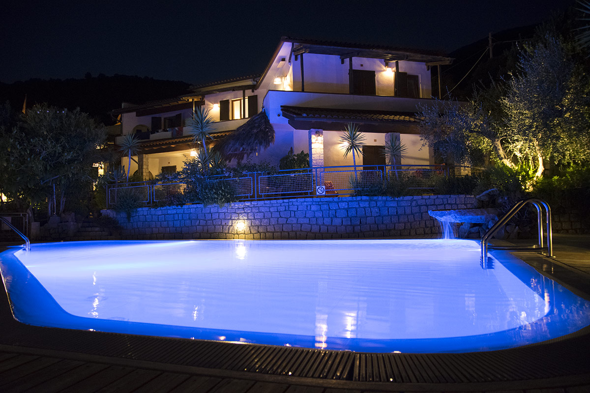 Servizi Hotel Montemerlo Fetovaia Elba - pool during the night