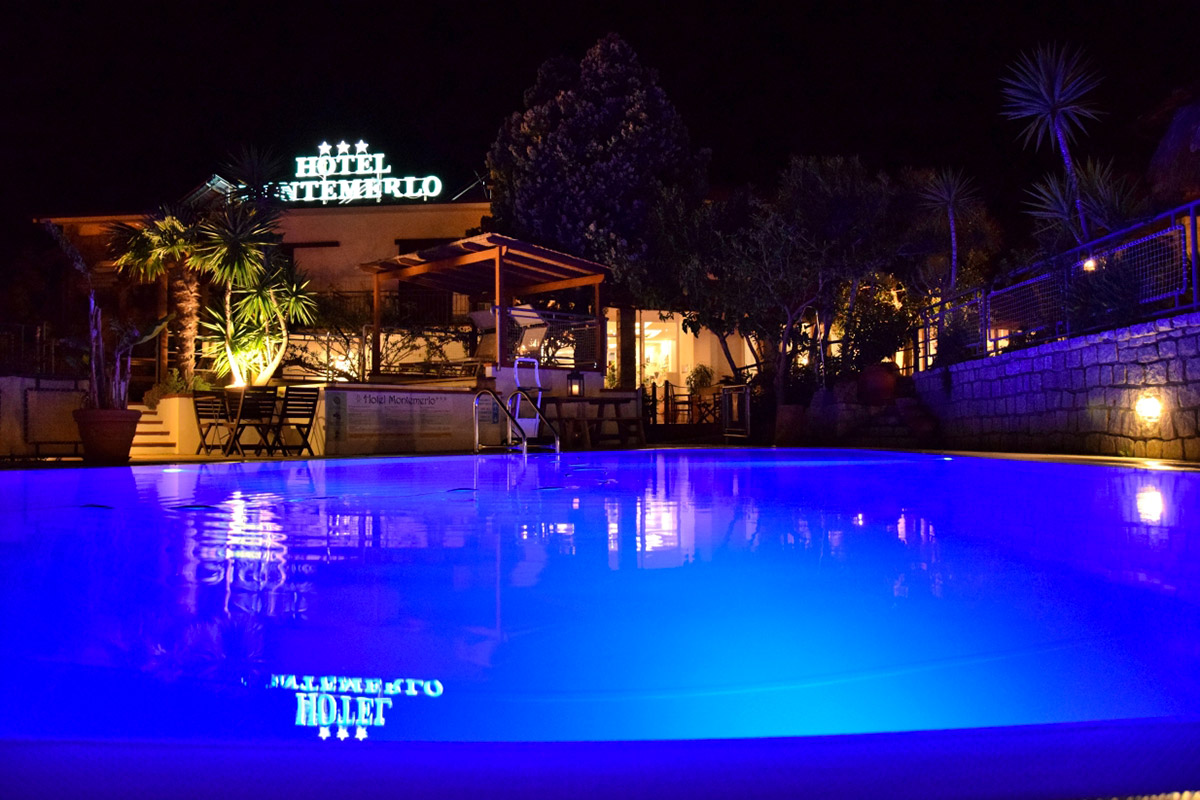Servizi Hotel Montemerlo di Fetovaia Elba - la piscina in notturna